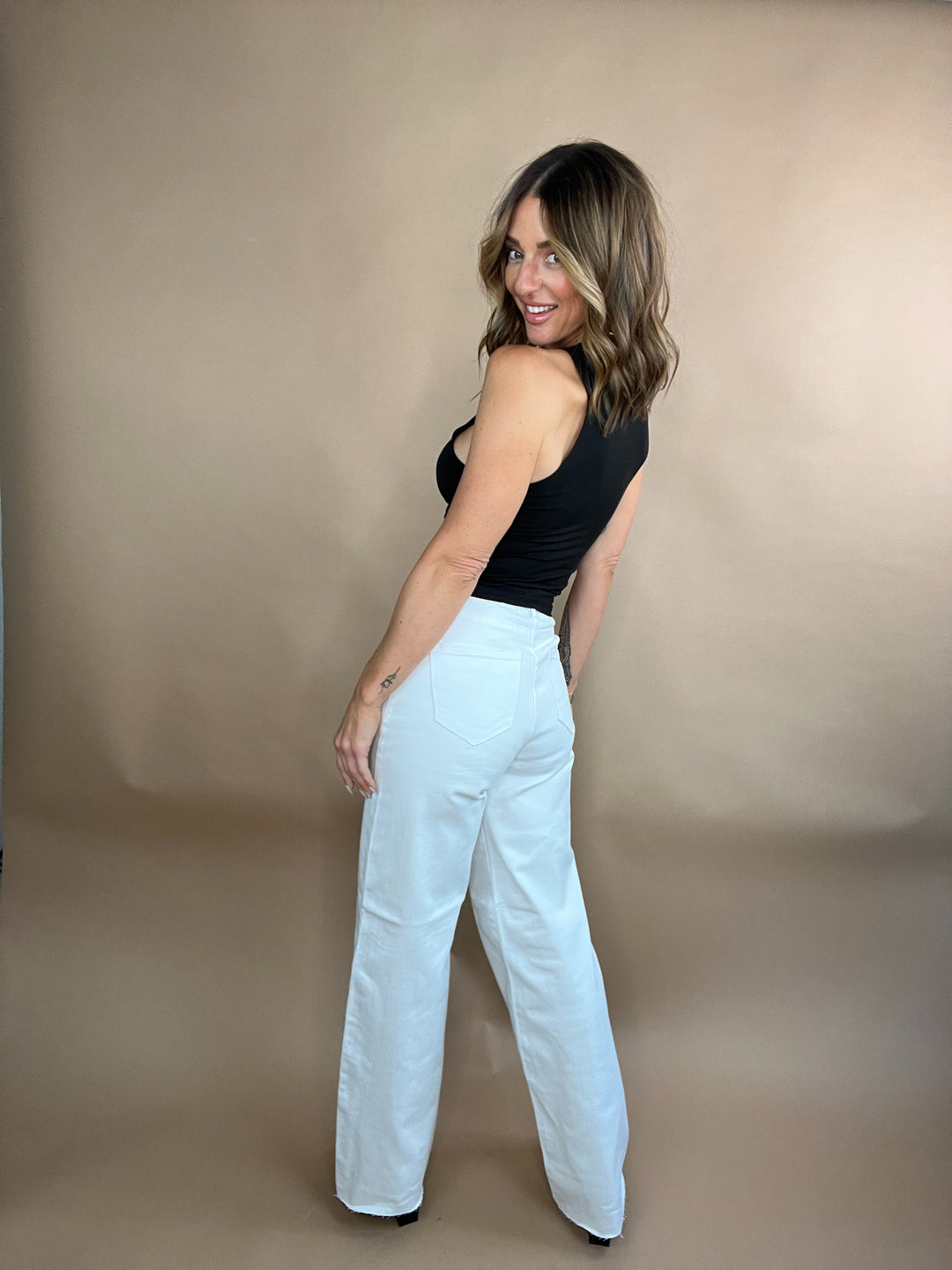 We're Back Wide Fit Jeans in White Wash